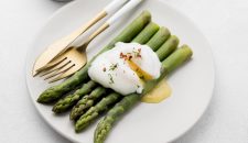 close-up-fried-egg-with-asparagus